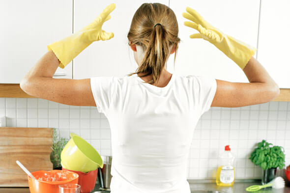 woman-home-cleaning-dishes-frustrated-590jn012811